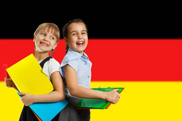 Twee Kleine Schoolmeisjes Onderwijs Mode Vriendschapsconcept — Stockfoto