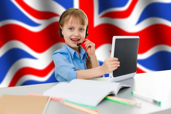 英国国旗背景上有笔记本电脑的女学生 — 图库照片