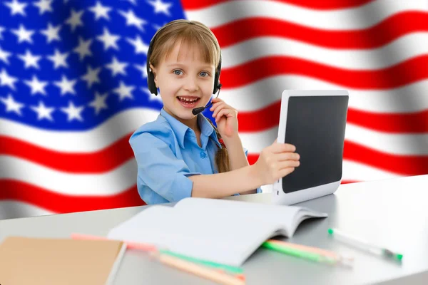 Studentessa Bambina Con Laptop Sfondo Bandiera Usa — Foto Stock