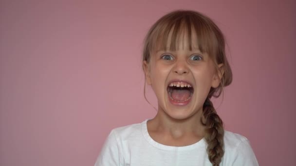 Menina Olha Está Surpreso Feliz Por Receber Uma Surpresa Retrato — Vídeo de Stock