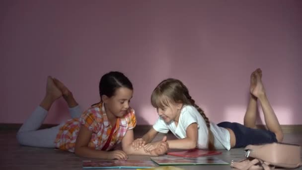 Niñas Sonrientes Hermanas Mejores Amigos Abrazan Sobre Fondo Rosa Los — Vídeo de stock