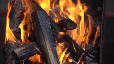 Grill 'de yangın kontağı. Odun ve ateş dolu gerçek şöminenin yakınına..