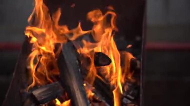 Grill 'de yangın kontağı. Odun ve ateş dolu gerçek şöminenin yakınına..