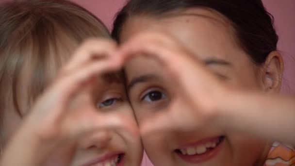 Meninas Pequenas Surpreendentes Chocado Dizendo Wow Pulando Acenando Com Mãos — Vídeo de Stock