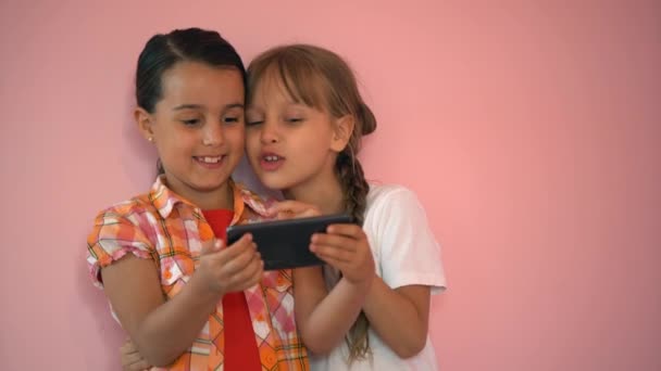Děti Fotí Mobilním Telefonu Růžovém Pozadí Detailní Záběr Přátel Kteří — Stock video