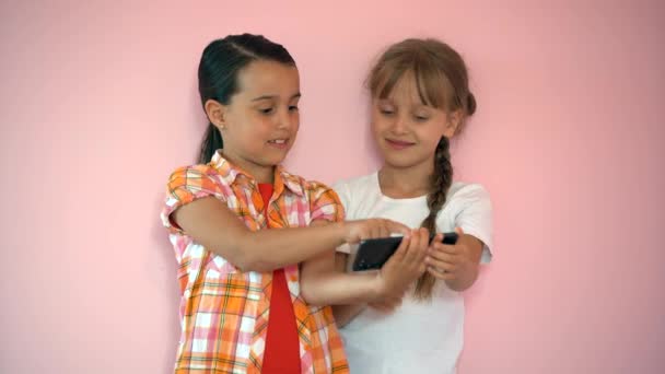 Bambini Che Scattano Foto Sul Cellulare Uno Sfondo Rosa Primo — Video Stock