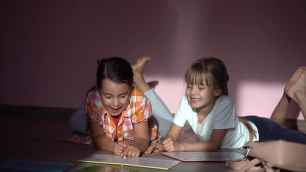 Очаровательные Маленькие Девочки Учатся Дома Книгами Девочки Играют Вместе Рисуют — стоковое видео