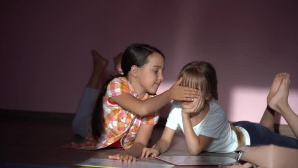 Underbara Små Flickor Studerar Hemma Med Böcker Flickor Leker Tillsammans — Stockvideo