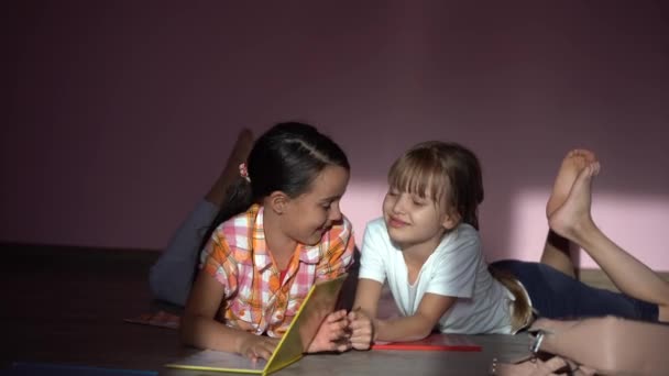 Meninas Adoráveis Estudar Casa Com Livros Meninas Brincando Juntos Desenho — Vídeo de Stock