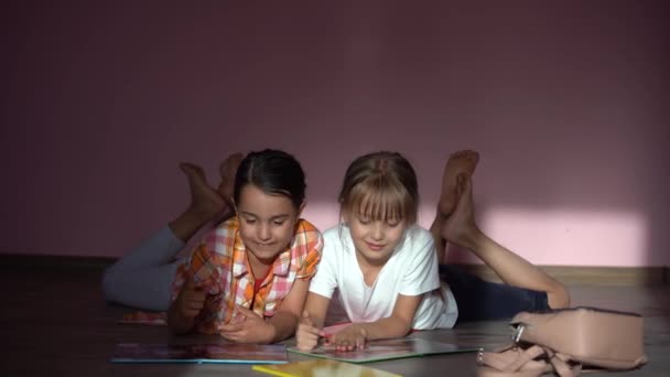 Meninas Adoráveis Estudar Casa Com Livros Meninas Brincando Juntos Desenho — Vídeo de Stock