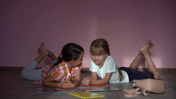 Bambine Adorabili Studiano Casa Con Libri Ragazze Che Giocano Insieme — Video Stock