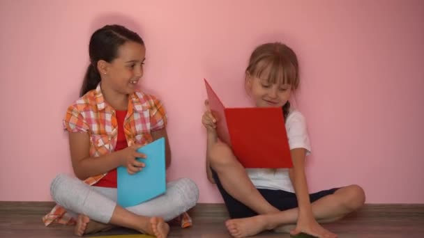 Dwie Dziewczynki Czytające Książki Różowym Tle — Wideo stockowe