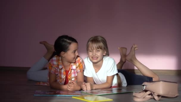 Imádnivaló Kislányok Otthon Tanulnak Könyvekkel Lányok Együtt Játszanak Rajzolnak Házi — Stock videók