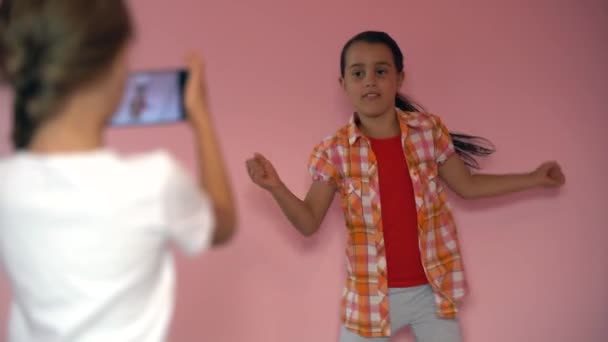 Дети Фотографируют Мобильный Телефон Розовом Фоне Крупный План Друзей Делающих — стоковое видео