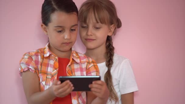 Kids Taking Photo Mobile Phone Pink Background Close Friends Taking — Stock Video