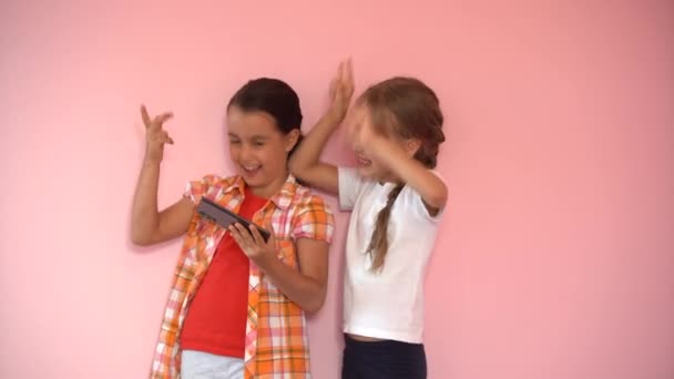 Duas Meninas Lendo Livros Fundo Rosa — Vídeo de Stock