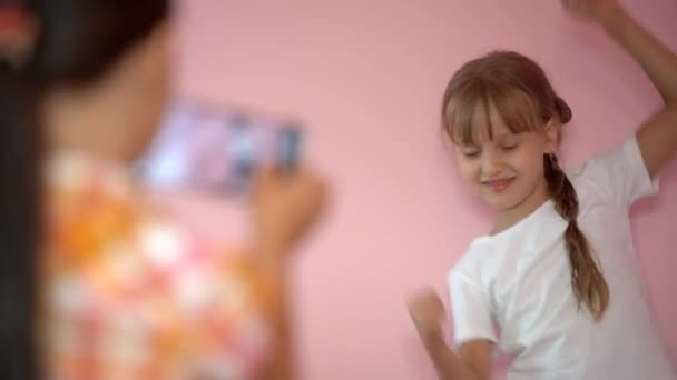 Niños Tomando Fotos Teléfono Móvil Sobre Fondo Rosa Primer Plano — Vídeos de Stock