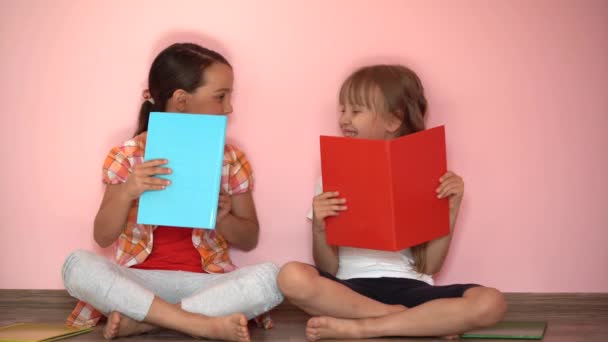 可爱的小女孩带着书本在家里学习 女孩子们一起玩耍 在家里做作业 学得开心的朋友 — 图库视频影像