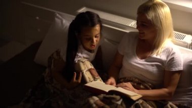 Genç bir anne, kızına kitap, İncil okur. Evdeki kanepede oturur ve kendini izole eder..