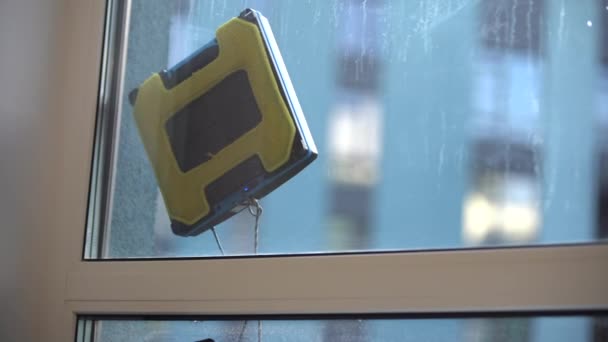 Moderno limpiador robótico de ventanas en el trabajo. Aspirador robot limpieza apartament ventana al aire libre. Servicio de limpieza y mantenimiento de la casa concepto. 4 k vídeo — Vídeos de Stock