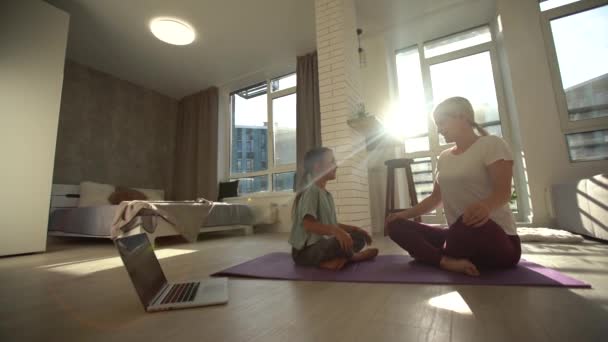 Riéndose niña haciendo el calentamiento diario en casa — Vídeos de Stock