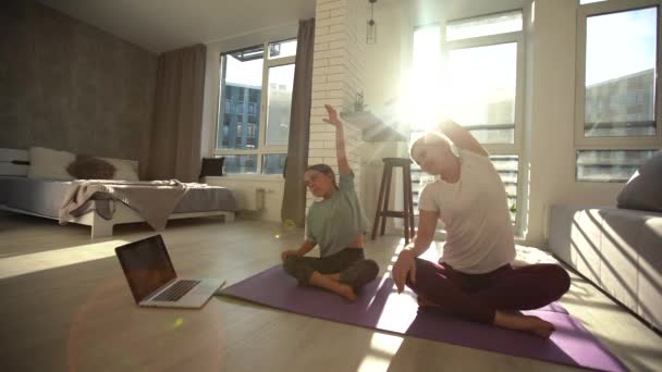 Boldog egészséges család gyerek lánya és fiatal anya szórakozás csinál jóga gyakorlatok együtt, mosolygós gondolkodó anya tanít kis aranyos gyermek lány meditálni otthon — Stock videók