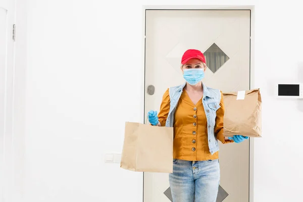 Masked Delivery Woman Delivers Food Virus Outbreak Coronavirus Panic Pandemics — Stock Photo, Image
