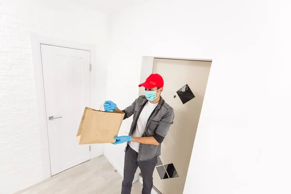 Entrega Hombre Sosteniendo Bolsa Papel Con Comida Sobre Fondo Blanco —  Fotos de Stock