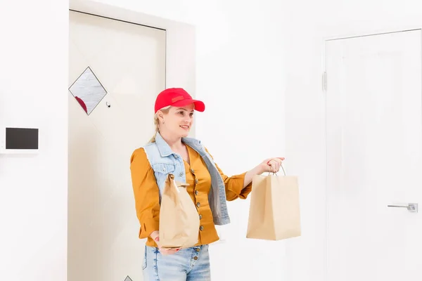 Frau Mit Roter Mütze Gibt Fast Food Bestellung Nach Hause — Stockfoto