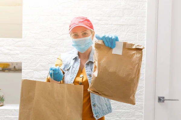 Masked Delivery Woman Delivers Food Virus Outbreak Coronavirus Panic Pandemics — Stock Photo, Image