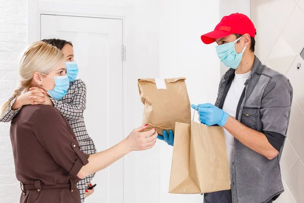 Young Woman Wearing Medical Mask Receiving Orderd Food Restaurant Delivery — Stock Photo, Image