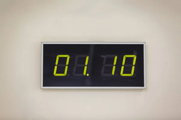 Чорний Цифровий Годинник Білому Тлі Показує Час — стокове фото