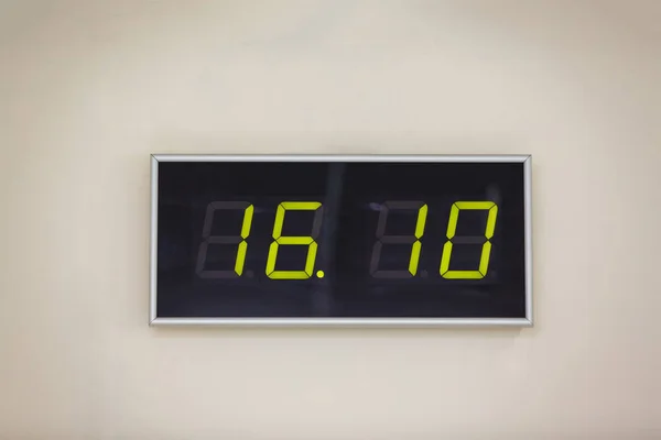 白色背景上显示时间的黑色数字时钟 — 图库照片