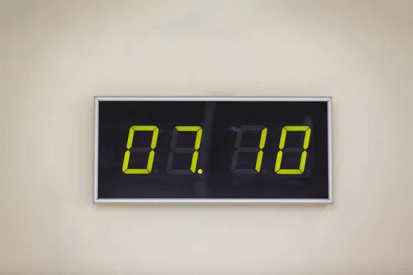 白色背景上显示时间的黑色数字时钟 — 图库照片