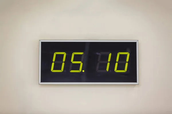 時間を示す白い背景に黒いデジタル時計 — ストック写真
