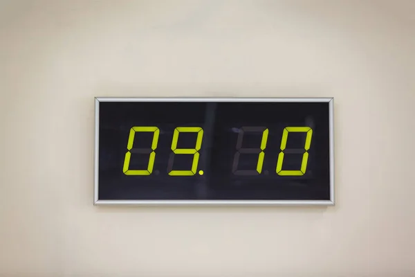 Schwarze Digitaluhr Auf Weißem Hintergrund Zeigt Die Zeit — Stockfoto
