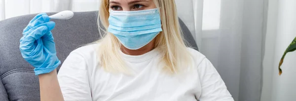 Женщина Медицинской Маске Измеряет Температуру Тела Больная Девушка Смотрит Цифровой — стоковое фото
