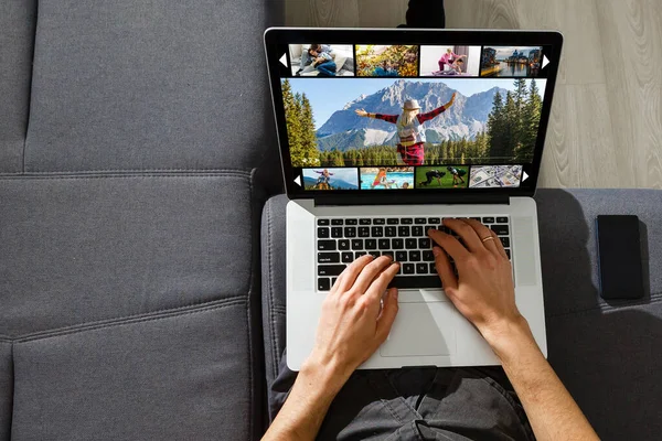 Un lugar de trabajo ordinario de un bloguero con un portátil moderno y una interfaz de una aplicación para el proceso de edición de vídeo. — Foto de Stock