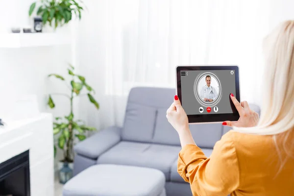 Cita con el médico en línea en pantalla. Concepto médico y sanitario. —  Fotos de Stock