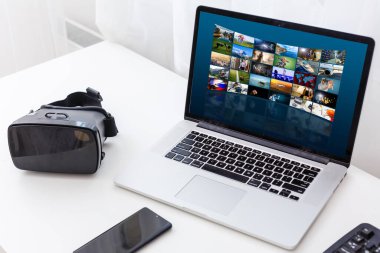 Modern bir dizüstü bilgisayarı ve video düzenleme süreci için bir uygulamanın arayüzü olan sıradan bir blog yazarının çalışma yeri.