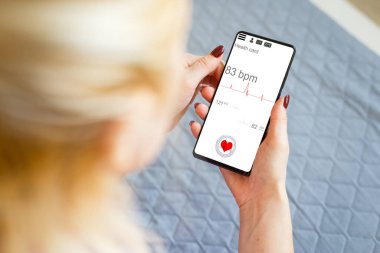 Doktor online konsept, akıllı telefon ekranında internet tıbbi hizmetleri için mobil uygulama