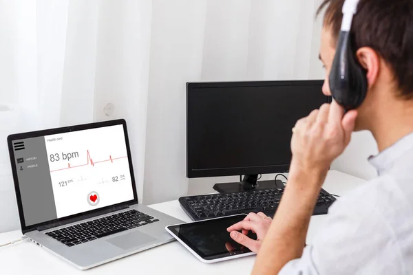 Konzeptbild für E-Health oder alternativ Laptop Health. Kopierraum. — Stockfoto