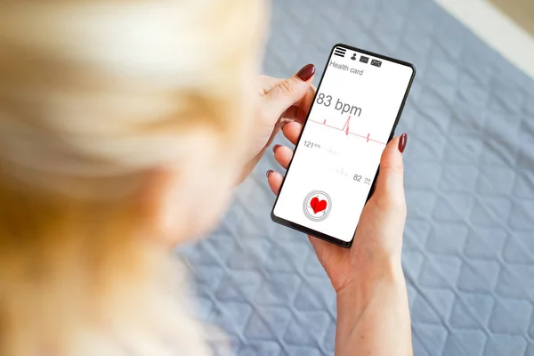 의사 온라인 개념, 스마트폰 화면에 인터넷 의료 서비스용 모바일 앱 — 스톡 사진