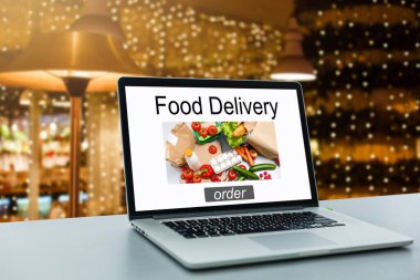 Yemek servisi web sitesi bir dizüstü bilgisayar ekranında. Ofiste öğle yemeği..
