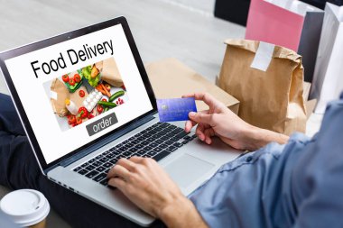 Adam evde yatarken internetten yemek sipariş ediyor..