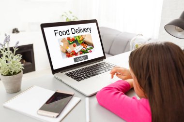 Yemek servisi web sitesi bir dizüstü bilgisayar ekranında. Ofiste öğle yemeği..