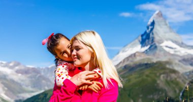 Anne ve kızı bir dağın tepesinde. Seyahat konsepti, yaşam tarzı.
