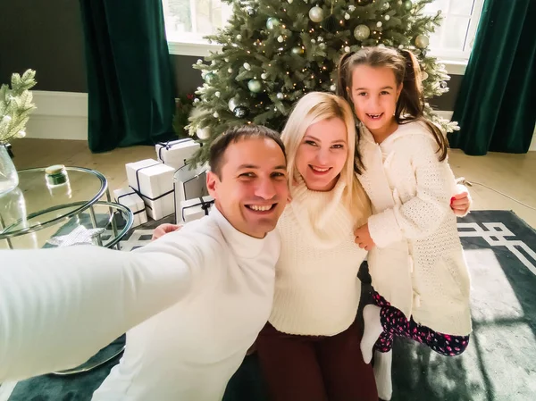 Natale Famiglia Tecnologia Vista Sullo Smartphone Papà Mamma Figlia Guardando — Foto Stock