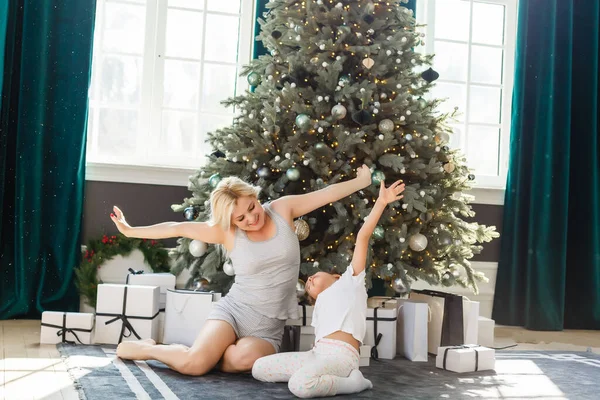 Mutlu Aile Annesi Kızı Noel Hediyesiyle Noel Ağacının Yanında — Stok fotoğraf