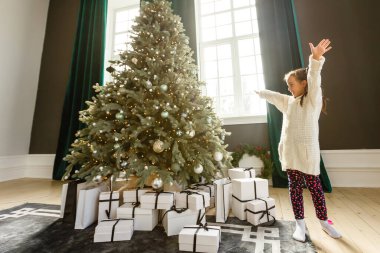 Mutlu küçük kız Noel ağacıyla